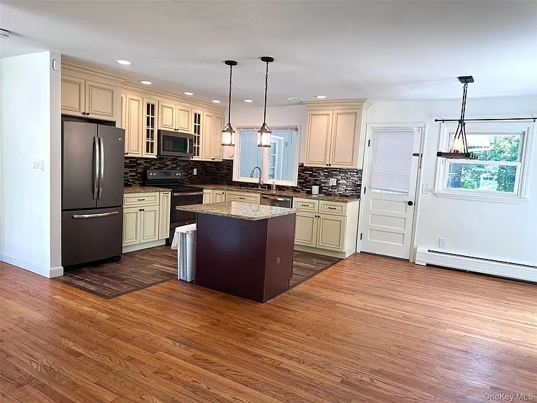 171 Roosevelt Rd — Photo 3