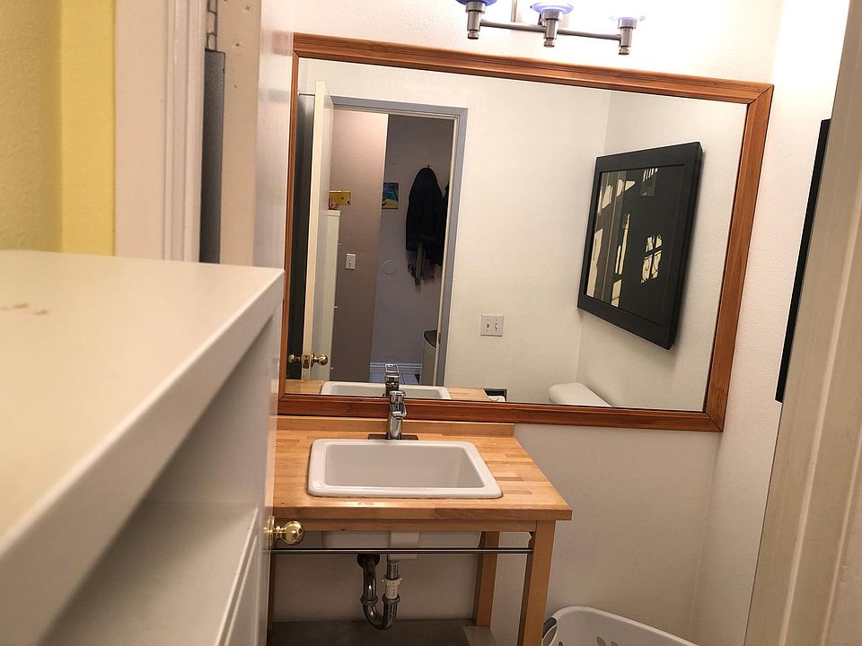 1/2 Bathroom main floor