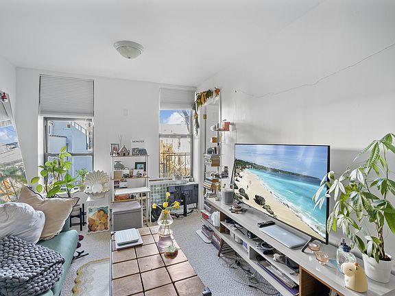 3rd image of 158 Smith St APT 3R