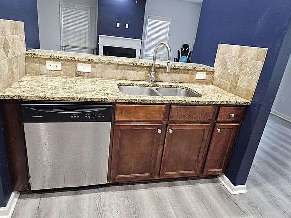 4th image of 3730 Lakeside Walk Dr