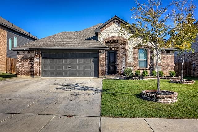 1st image of 700 Ravenwood Dr