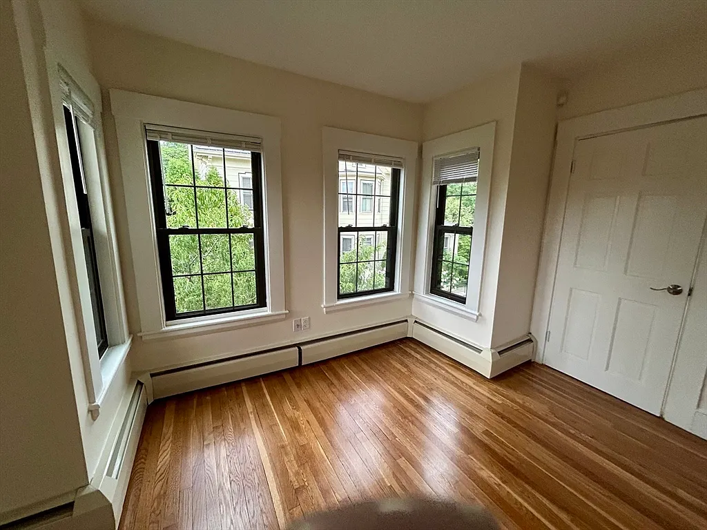 3 bed, 1.0 bath, 9999 sqft, $3,000 — Photo 3