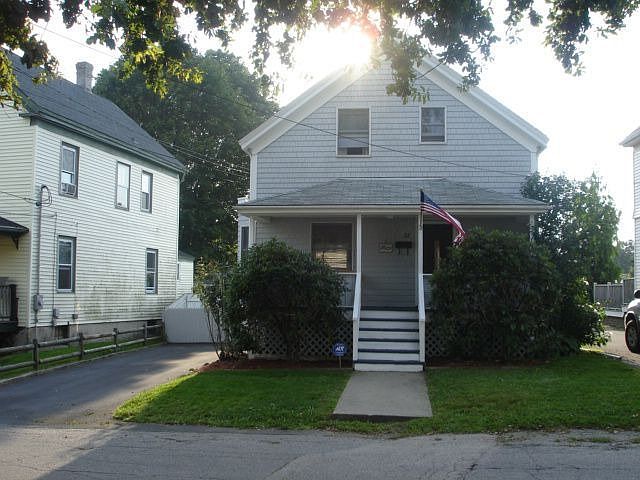 "Newport Cottage" w updated: kitchen/bathrooms/fresh Paint/Great Backyard