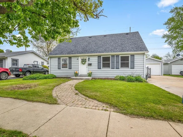 1204 E Wisconsin St, Delavan, WI 53115