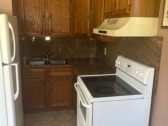 4th image of 2395 Ackley Ave