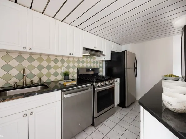 421 Hudson Street image 5 of 9