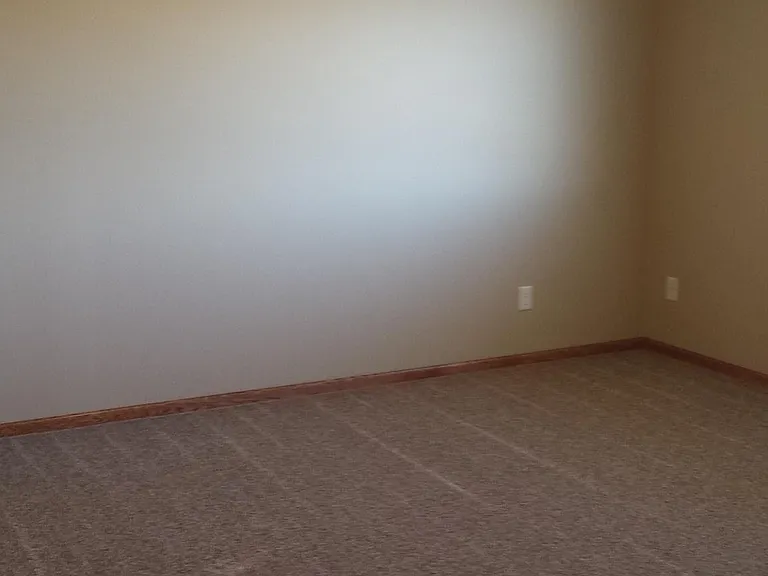 2027 Ebony Ln — Photo 5