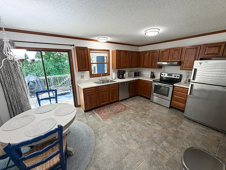 6530 Thetford Ct — Photo 2