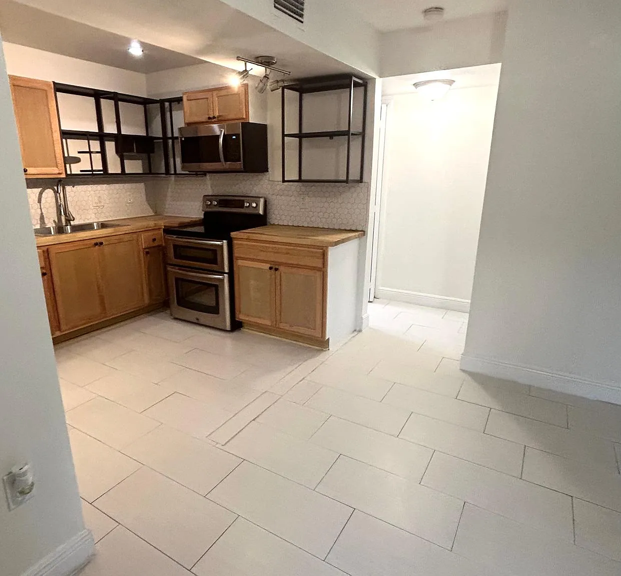 1 bed, 838 sqft, $1,400 — Photo 1