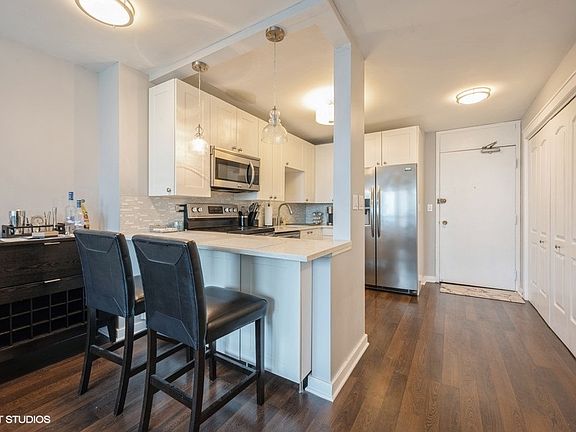 5th image of 88 W Schiller St #1503L
