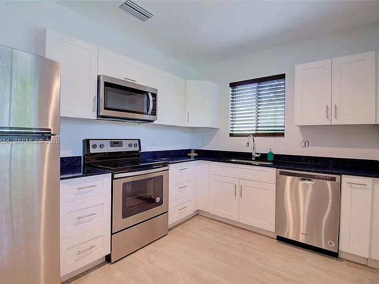 427 NW 34th St #4 — Photo 7