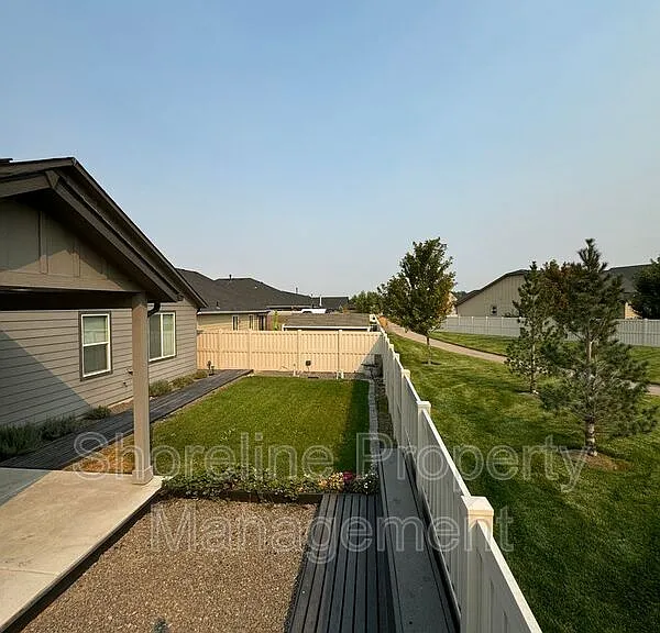 511 Diamond Lake St — Photo 16