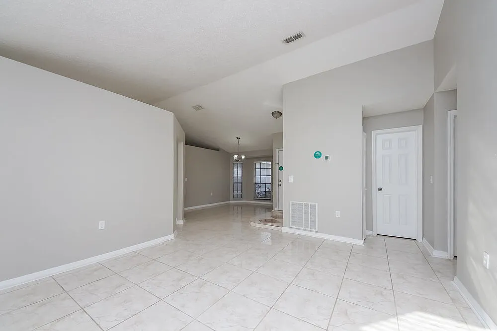 3 bed, 2.0 bath, 1481 sqft, $1,980 — Photo 3