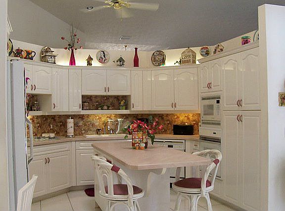 FULL EAT IN KITCHEN
