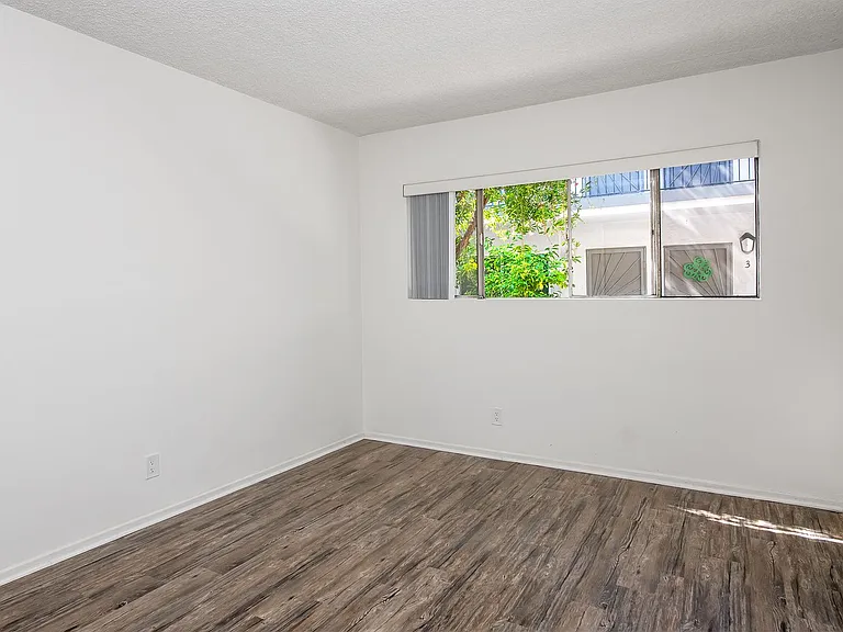 367 W Lexington Dr — Photo 15