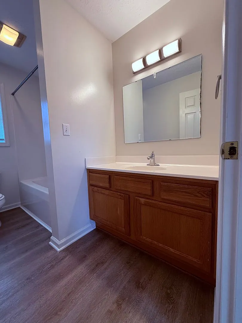 2 Bedroom, 2 Bathroom Duplex — Photo 3