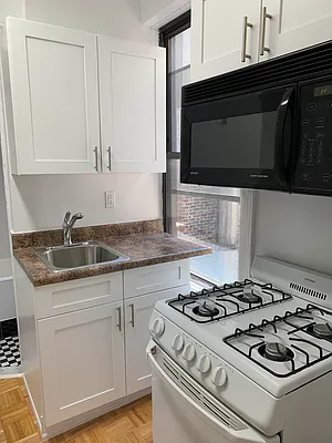 Rented by M.Grossman R.E. Management | media 14