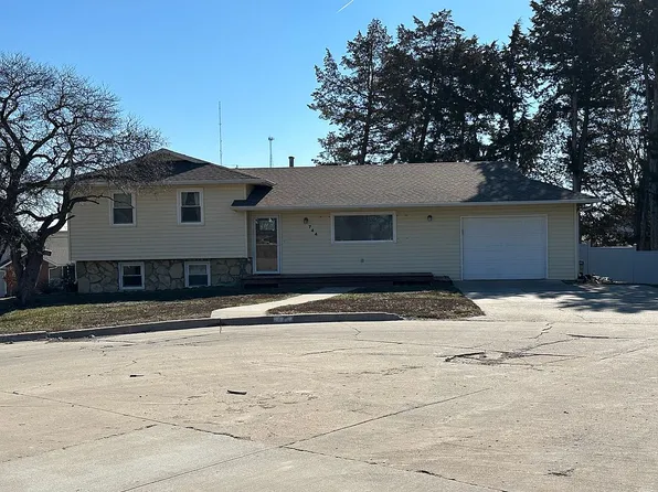 744 Highland Ter, Clay Center, KS 67432