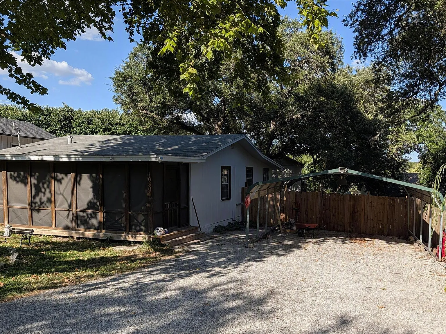 3 bed, 1.5 bath, 945 sqft, $1,600 — Photo 2