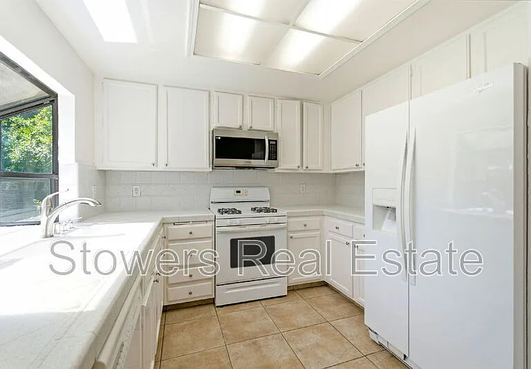 318 Joyce St — Photo 20