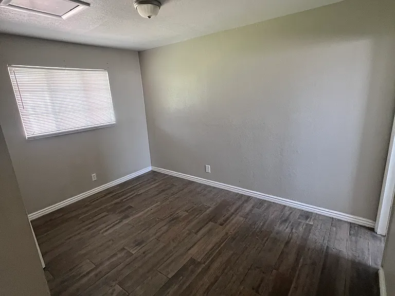 2910 Van Buren Ave #5 — Photo 4