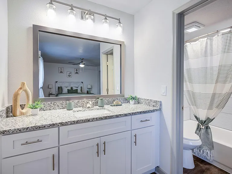 L'Estancia Apartment Homes — Photo 8