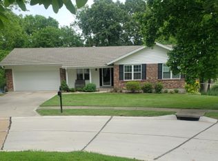 1051 Treeline Ct, Ballwin, MO 63021