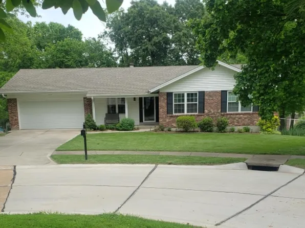 1051 Treeline Ct, Ballwin, MO 63021