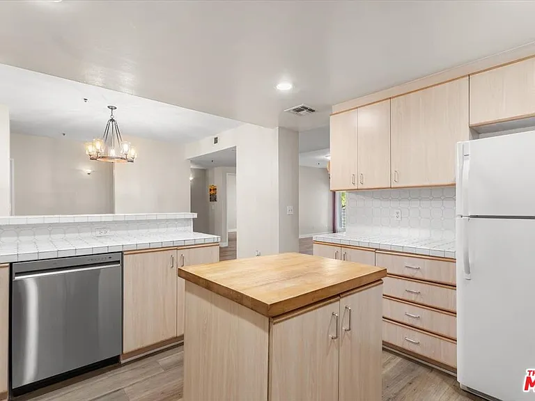 5350 White Oak Ave #209 — Photo 6