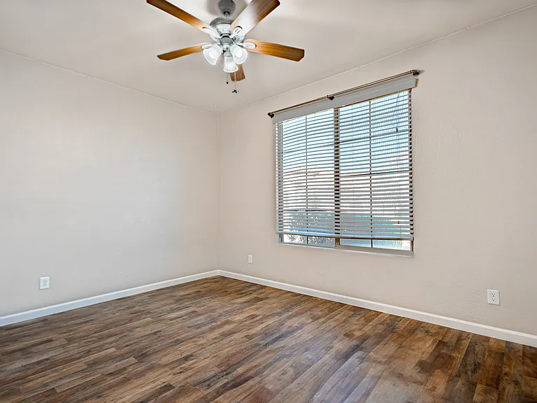 18433 W Sunnyslope Ln — Photo 5