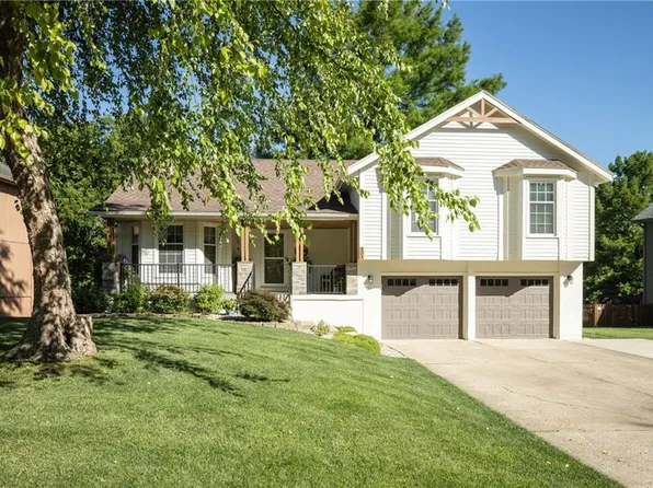 304 SE Brownfield Dr, Lees Summit, MO 64063