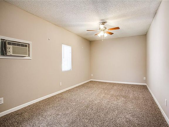 3rd image of 813 Brentwood Ln