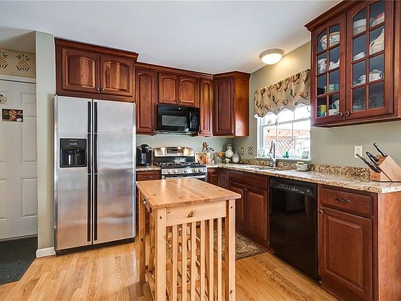 5th image of 24 Chaucer Cir