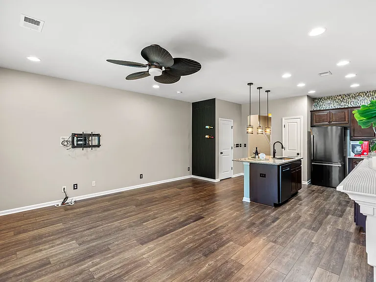 257 Castle Dr — Photo 5