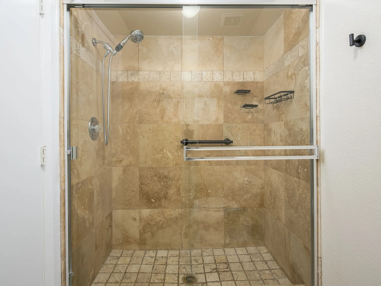 E Winchcomb Dr, Scottsdale — Photo 3