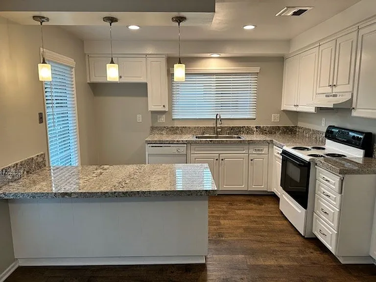 415 W Rosewood Ave — Photo 2