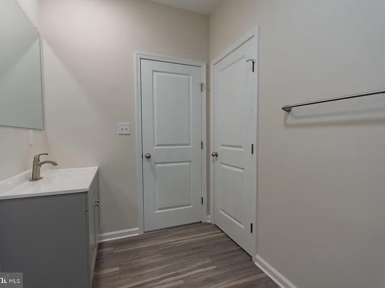 215 King St W #B — Photo 22