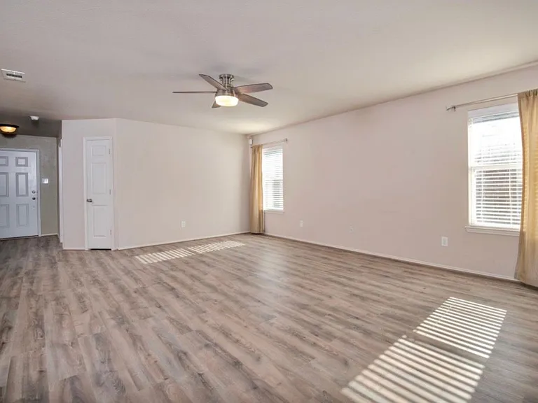2412 Clairborne Dr — Photo 2