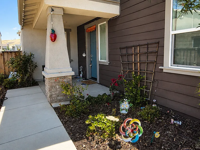 3542 Corsica St — Photo 2