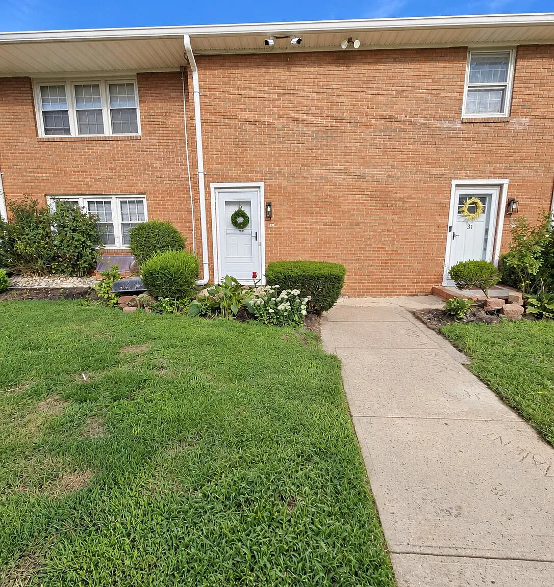 1 bed, 842 sqft, $2,400 — Photo 3