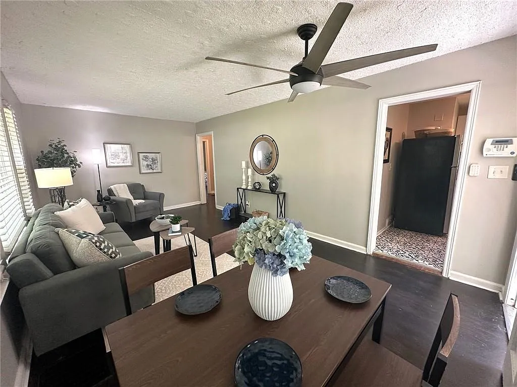 3 bed, 2.0 bath, 976 sqft, $1,700 — Photo 3