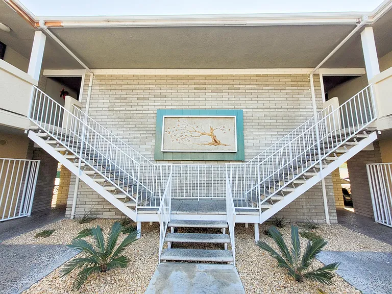 424 Anderwood Ct — Photo 3