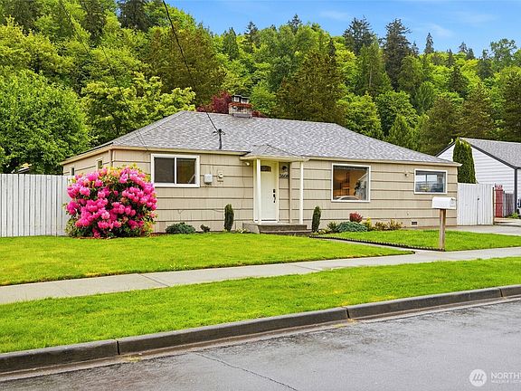 2nd image of 3608 SE 5th Place