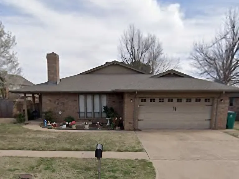 2212 S Whitbourne Pl — Photo 1