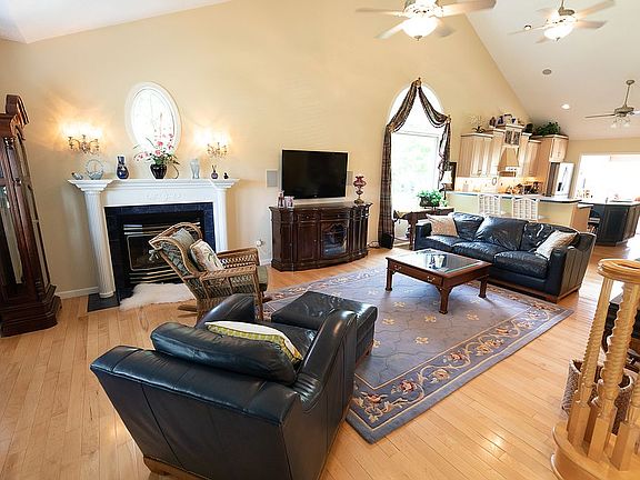 Great room w/fireplace