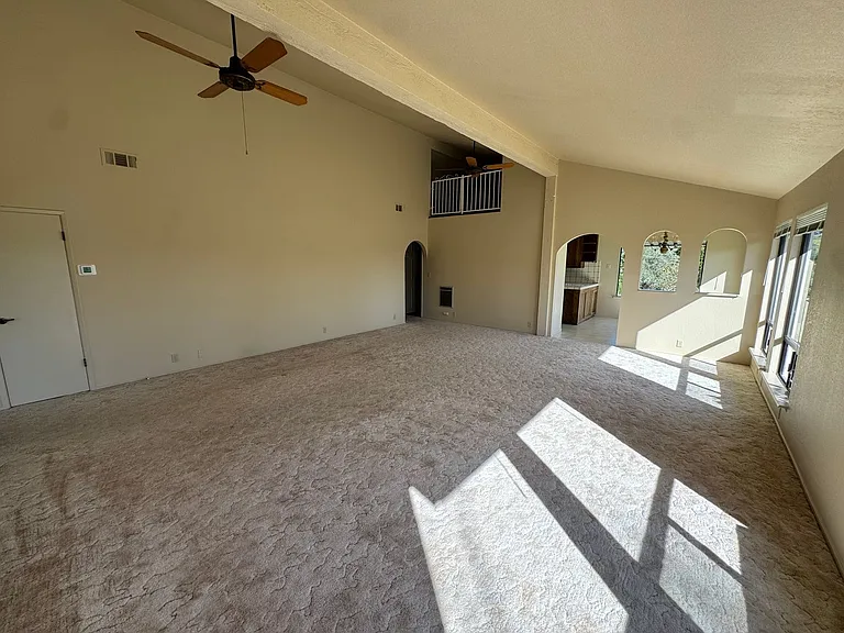 1571 Vista Grande Ln — Photo 4