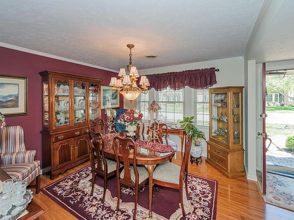 5th image of 411 Ascot Ct