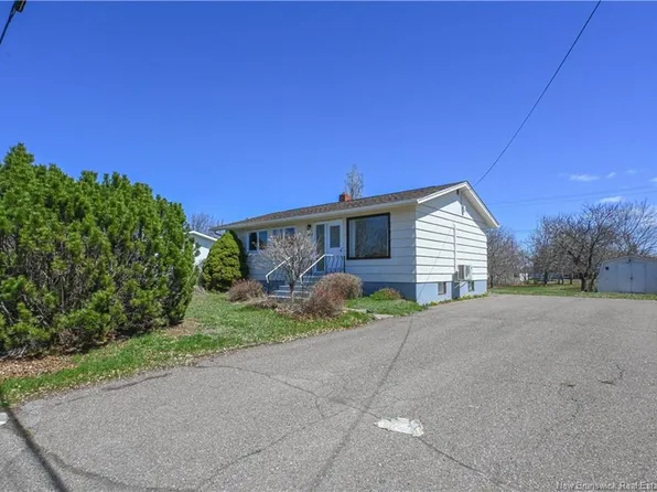 148 Des Pins St, Shippagan, NB E8S 1K2