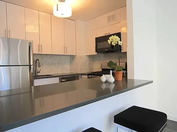 400 East 14th Street image 5 of 13