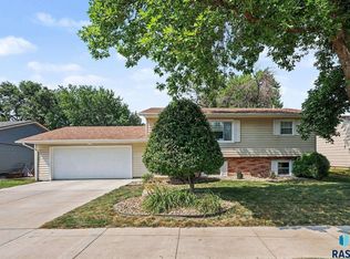608 E Walnut St, Harrisburg, SD 57032
